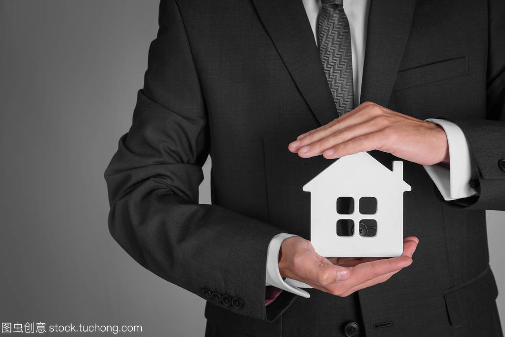 房地产经纪人与房屋模型 现代房产交易的双重支柱